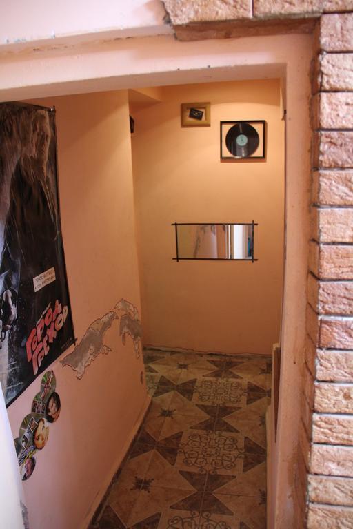 ホステル レトロ バトゥーミ 部屋 写真